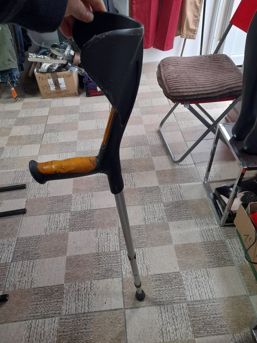 Carjă și baston ,de plastic sau de lemn