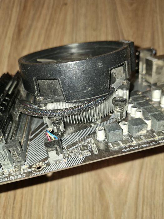 Процесор Ryzen 5 3600+GB A520M DS3Н+памет 2×8 GB