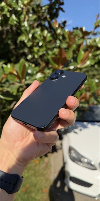 iPhone 16, 128GB, Черен – Отлично състояние, на 1 година