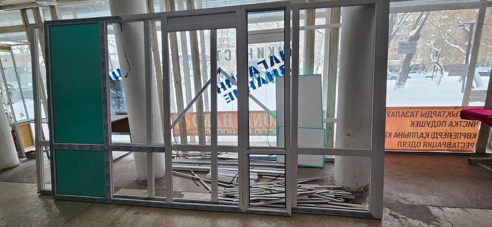 Пластиковая перегородка с двумя дверьми