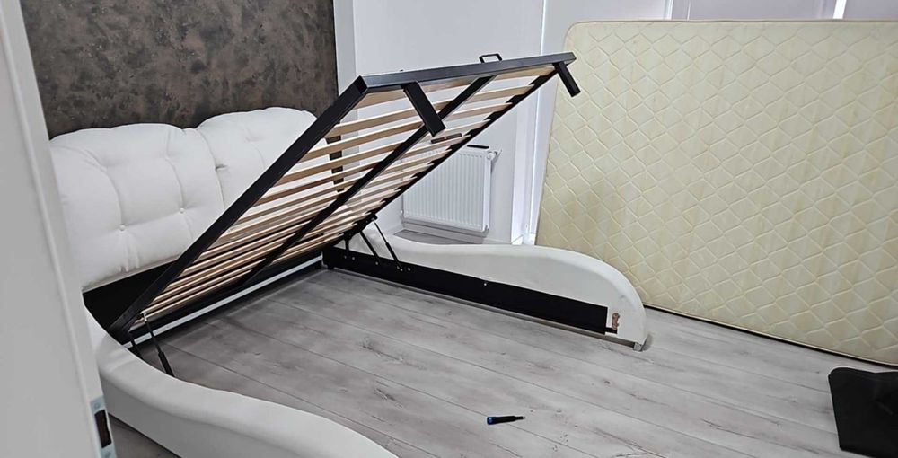 Pat tapitat cu tetiere, saltea si somiera rabatabila 160/200