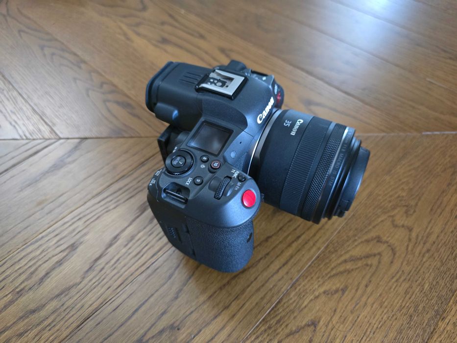 Canon r5c + cage, 2 carduri, 4 baterii