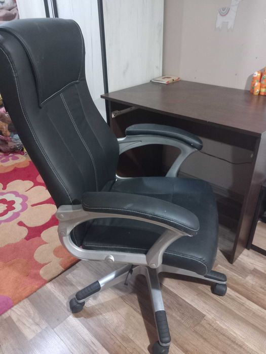 Офис стол кожен чисто нов