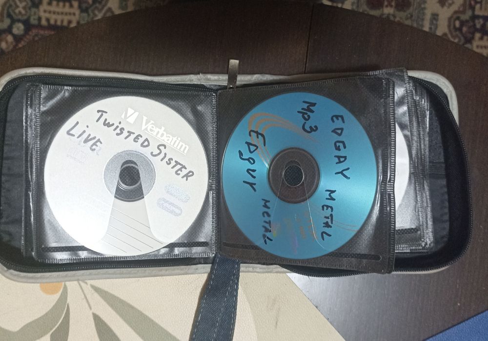 Продавам 70 бр   за фенове на CD с музика mp3  Rock & Heavy metal   3 евро /160  евро