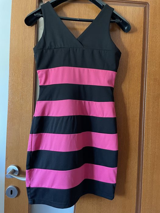 Еластична рокля в розово и черно