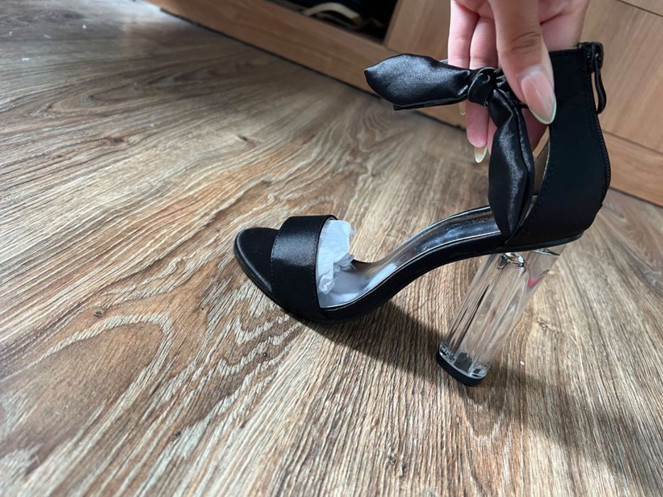 Чисто нови сандали много нежно и Красиво стоят