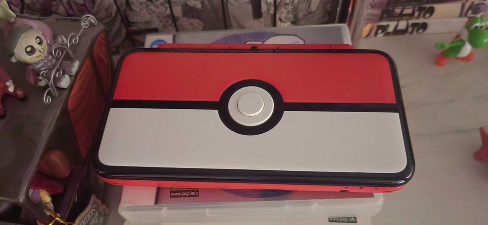 New Nintendo 2ds xl pokeball edition