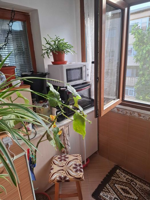 APARTAMENT 2 CAMERE DE VÂNZARE – 49 MP  – ETAJ 3  Se vinde apartament cu 2 camere, decomandat, confort 1, cu suprafața de 49 mp, situat la etajul 3.