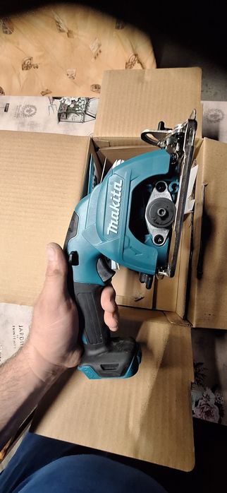 Продавам Marital CC301DZ с акумулаторни батерии от MAKITA със зарядно