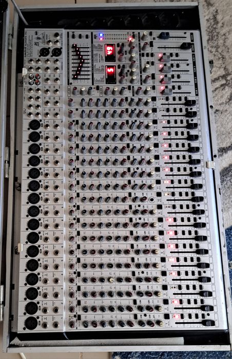 Vând mixer beringher