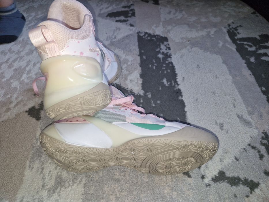 Продам кроссовки женские