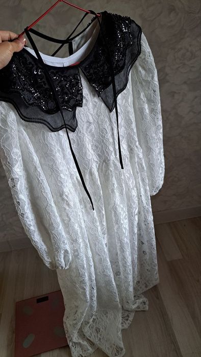 Dizaynerskiy ishlangan asal ko'yle.Oq qora qilib biserda ishlangan.