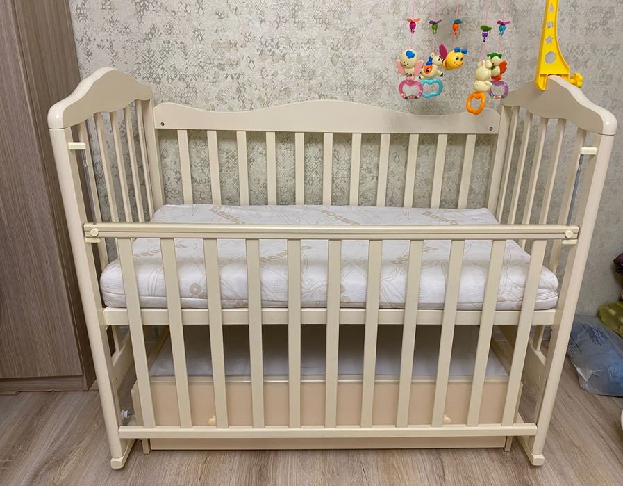 Продам детскую кровать колыбельную с матрасом