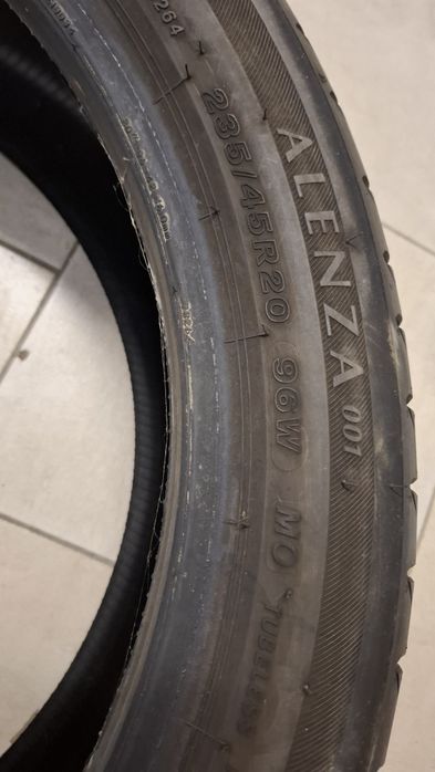 Единична лятна гума Bridgestone 235 45 20