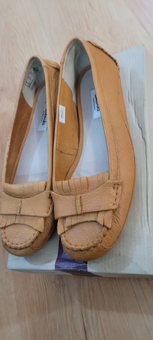 Продам новые туфли Clark's