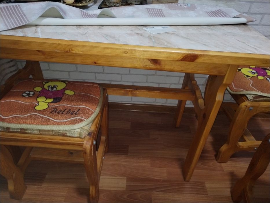 Кухоный стол и 4 стула