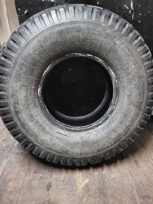 Anvelopa Pirelli 7.00 R16 C și 10.0 75 R12