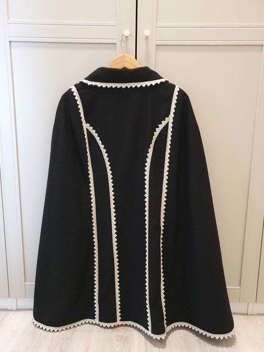 Palton Iiana cu capa si gaitane