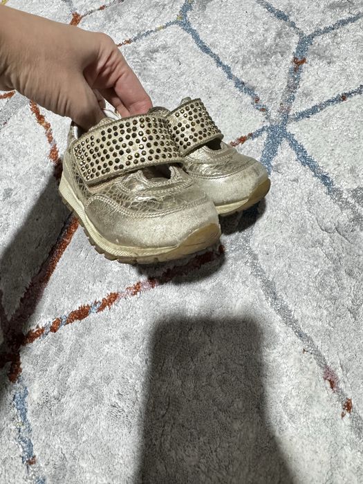 Продам  кожанные кроссовки детские