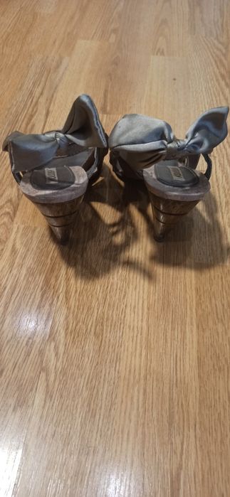 Елегантни обувки на ток