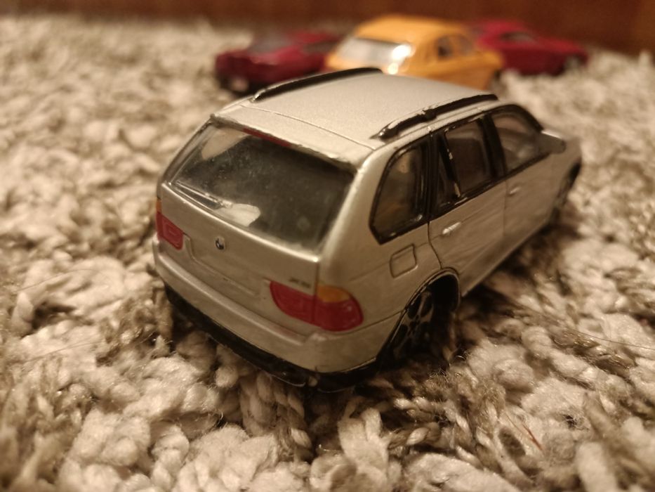 11 mașini de jucarie