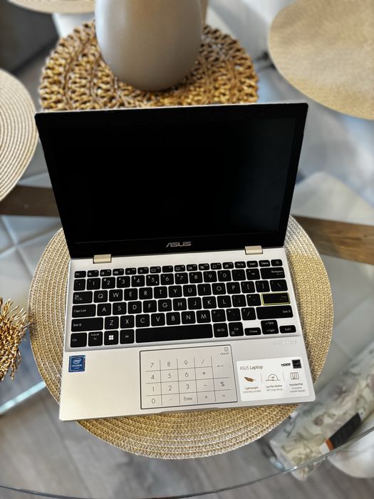 Vand laptop asus e210m in stare perfecta