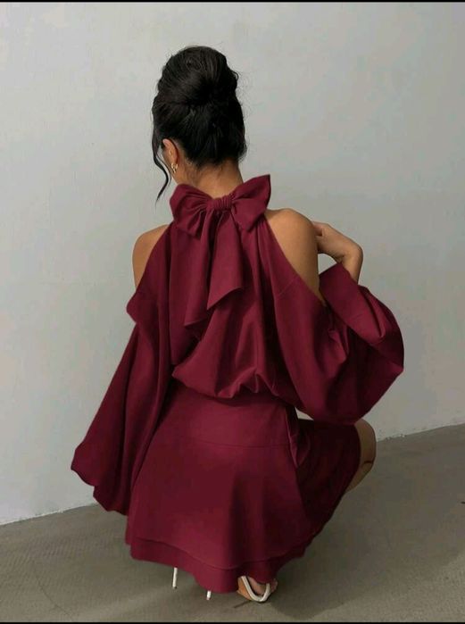 Къса червена рокля