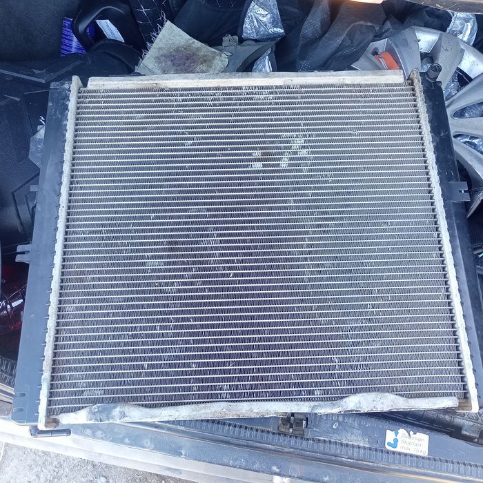 Продам радиатор охлаждения мерс 124