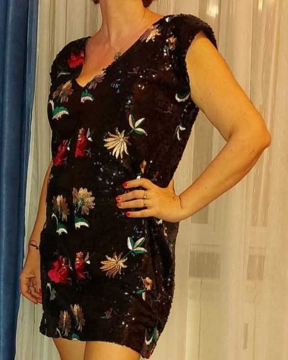 Rochie de ocazie, paiete și broderie