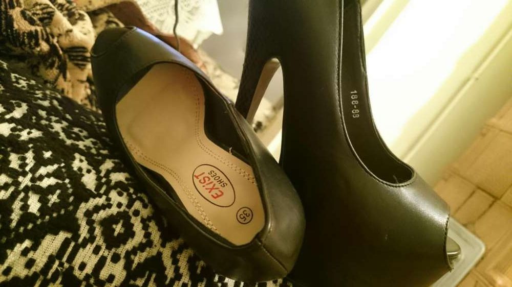 Pantofi cu toc cu bot decupat