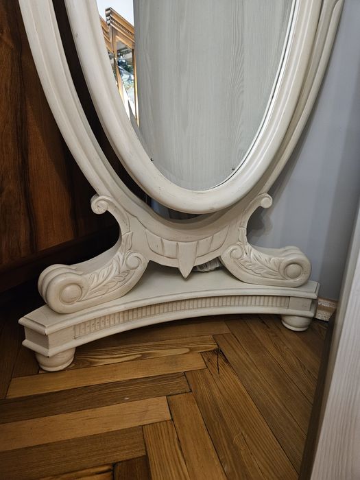 Зеркало в резной оправе