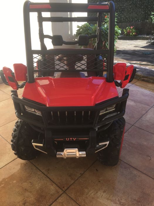 Masinuta electrica cu doua locuri ideala pentru plimbatul copilasilor