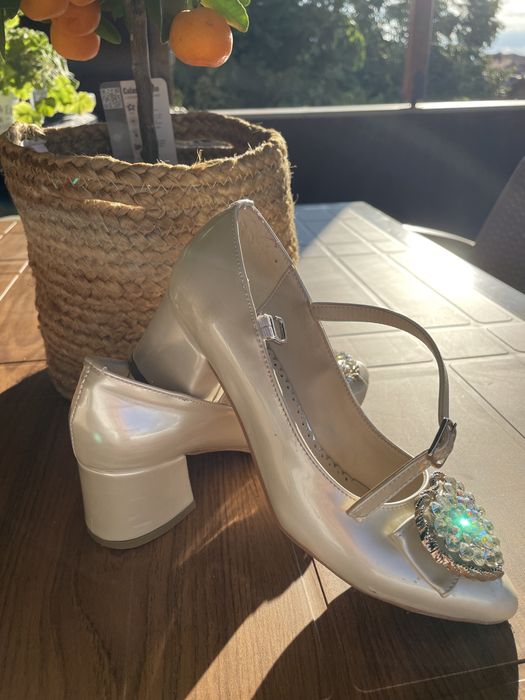 Кокетни токчета бели