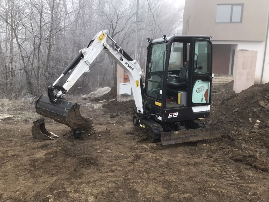 Închiriez miniexcavator E19 NOU cu picon miniescavator excavatoare