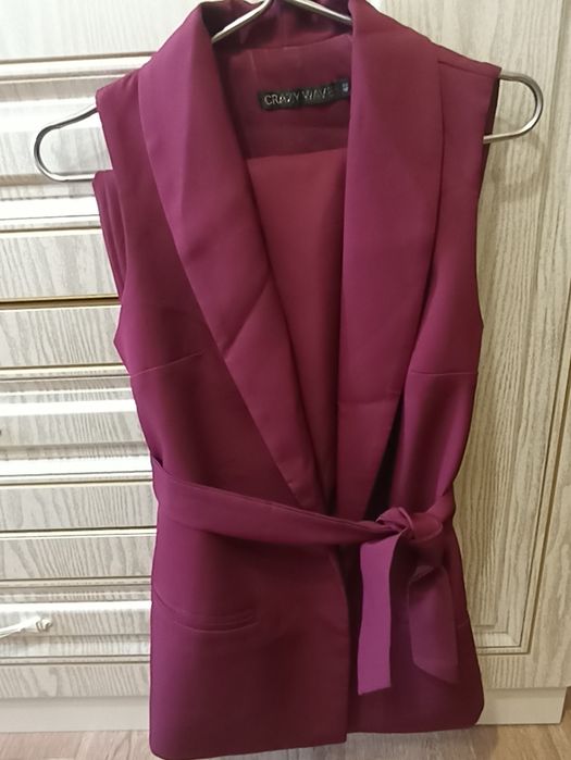 Брючный костюм бардо