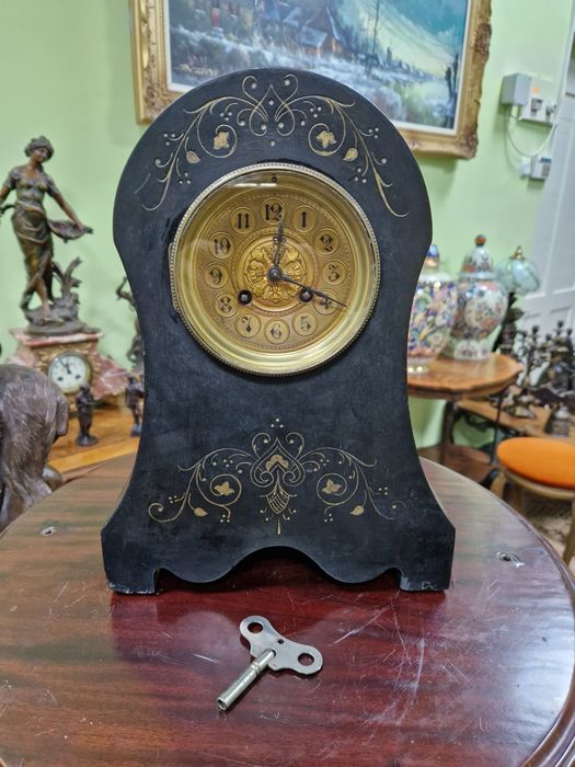 Прекрасен антикварен колекционерски френски каминен часовник