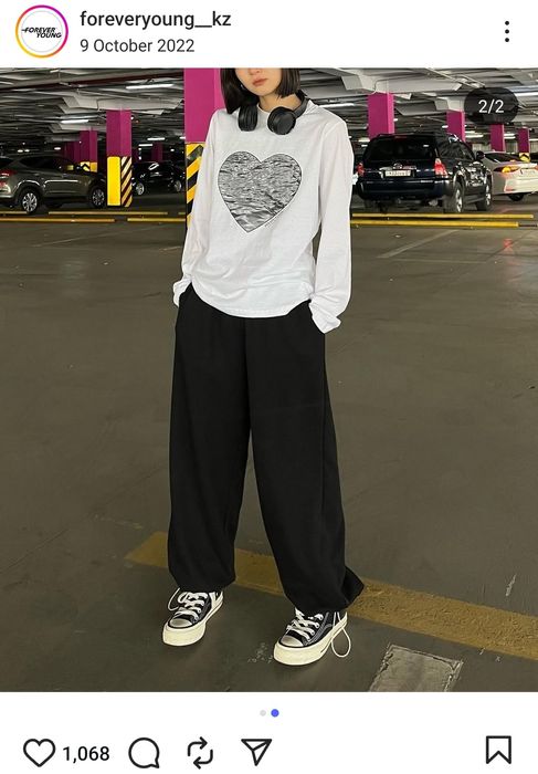 Белый лонгслив с принтом