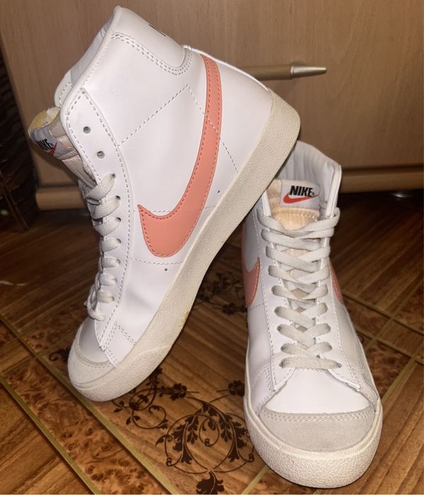 Женские кроссовки