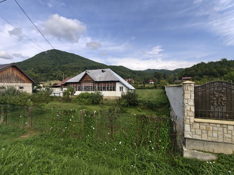 De vânzare teren cu casă în Slănic Moldova