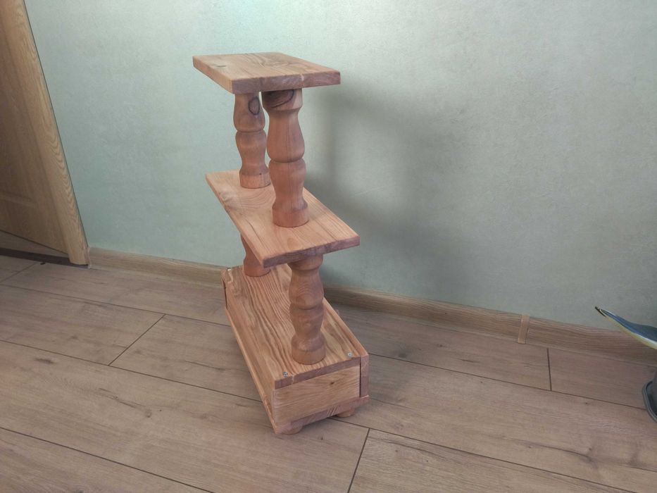 Дървена етажерка със струговани орнаменти !!!