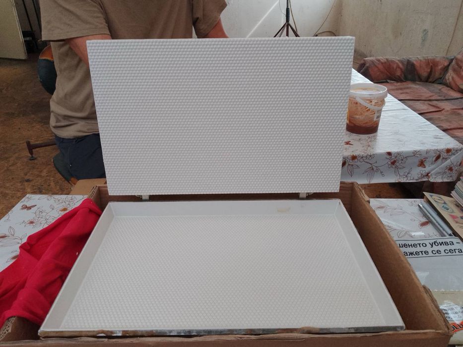 Преса за пчелни основи, като нова