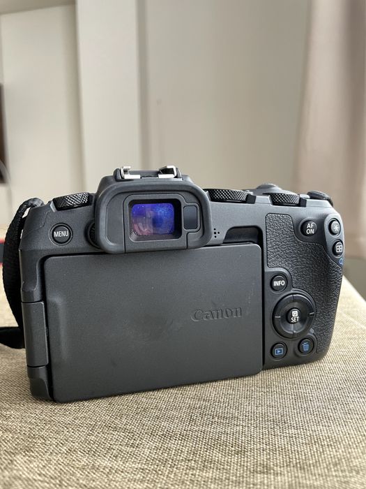 Canon EOS RP + зарядно, нова батерия и 2 допълнителни батерии