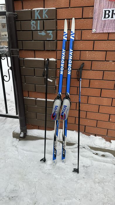 Продам совершенно новые лижи в комплекте ботинки, лыжные палки