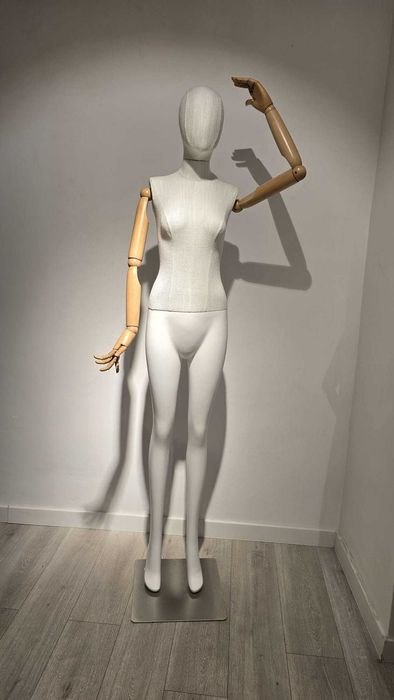 Manechine dama din fibra de sticla cu maini din lemn si tesatura in