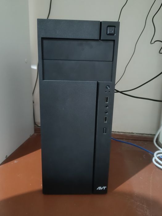 Компьютер игровой(все настроено).Покупала для работы в октябре