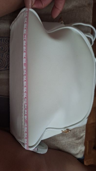 Дамска чанта,бяла,намалена на 15 €