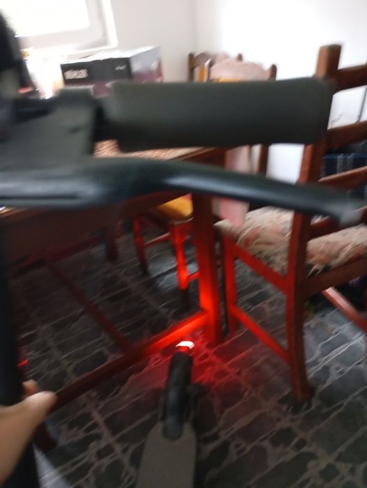 Вдига 20.Издържа 7км.Върви перфектно.Има малко драскотини