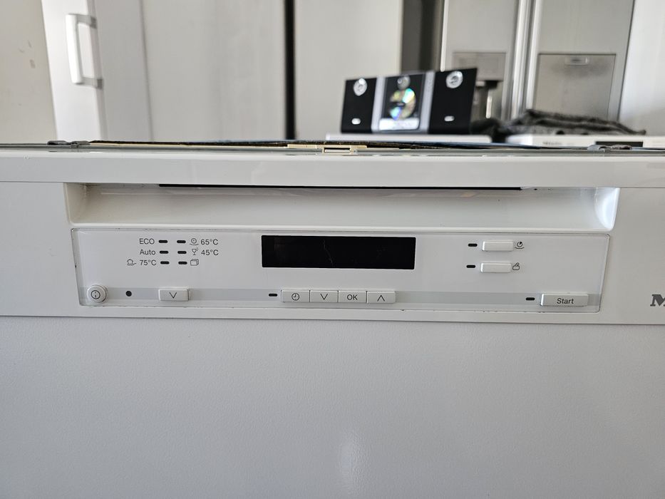 Съдомиялна за частично вграждане Míele