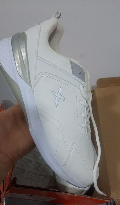 Продам женские кроссовки