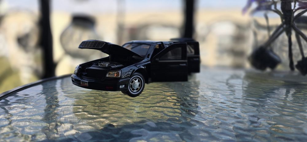 Road Signature '01 Cadillac Limousine Pres. Series 1/24 Diecast Model